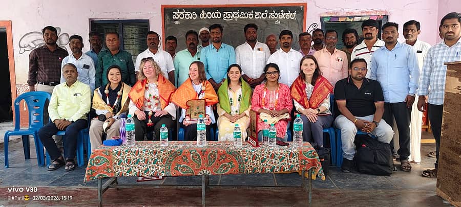 ಕನಕಗಿರಿ ತಾಲ್ಲೂಕಿನ ಸುಳೇಕಲ್ ಗ್ರಾಮದ ಸರ್ಕಾರಿ ಮಾದರಿಯ ಹಿರಿಯ ಪ್ರಾಥಮಿಕ ಶಾಲೆಯಲ್ಲಿ ಮಂಗಳವಾರ ನಡೆದ ಶುದ್ದ‌ ಕುಡಿಯುವ ನೀರಿನ ಘಟಕದ‌ ಉದ್ಘಾಟನಾ ಕಾರ್ಯಕ್ರಮದಲ್ಲಿ ಭಾಗವಹಿಸಿದ ಎಂಪಾಯಿರ್ ಕಂಪೆನಿಯ ಅಧಿಕಾರಿಗಳನ್ನು ಗ್ರಾಮ ಪಂಚಾಯಿತಿ ವತಿಯಿಂದ ಸನ್ಮಾನಿಸಲಾಯಿತು