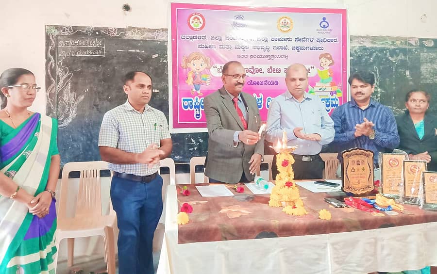 ಚಿಕ್ಕಮಗಳೂರು ನಗರದ ಬಸವನಹಳ್ಳಿಯ ಭುವನೇಶ್ವರಿ ಪ್ರೌಢಶಾಲೆಯಲ್ಲಿ ನಡೆದ ಬೇಟಿ ಪಢಾವೊ, ಬೇಟಿ ಬಚಾವೊ ರಾಷ್ಟ್ರೀಯ ಹೆಣ್ಣು ಮಕ್ಕಳ ದಿನಾಚರಣೆಯನ್ನು ವಿ.ಹನುಮಂತಪ್ಪ ಉದ್ಘಾಟಿಸಿದರು