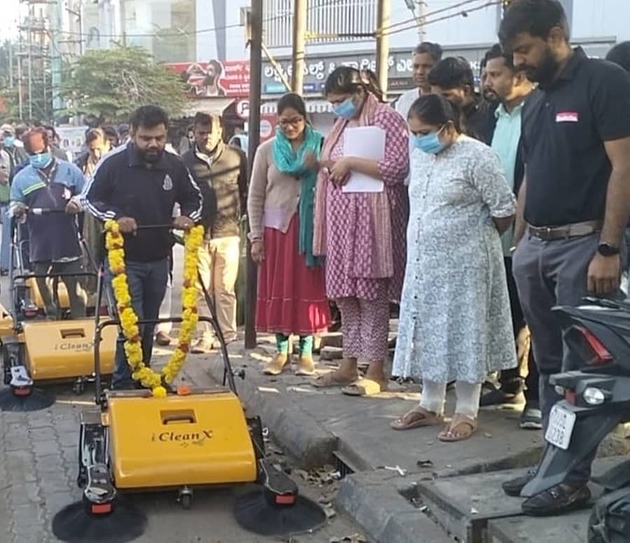 ಪೊಮ್ಮಲ ಸುನೀಲ್‌ಕುಮಾರ್ ಅವರು ಸಹಕಾರನಗರದಲ್ಲಿ ಯಂತ್ರದ ಮೂಲಕ ರಸ್ತೆ ಗುಡಿಸುವ ಯೋಜನೆಗೆ ಚಾಲನೆ ನೀಡಿದರು