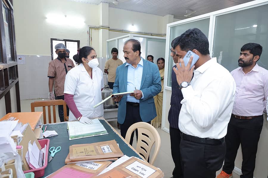 ರಾಜ್ಯ ಆಹಾರ ಆಯೋಗದ ಅಧ್ಯಕ್ಷ ಡಾ.ಎಚ್.ಕೃಷ್ಣ ಮತ್ತು ತಂಡದ ಸದಸ್ಯರು ಗುರುವಾರ ಮಡಿಕೇರಿಯಲ್ಲಿ ಕೊಡಗು ವೈದ್ಯಕೀಯ ವಿಜ್ಞಾನಗಳ ಸಂಸ್ಥೆಗೆ ಸೇರಿದ ಬೋಧನಾ ಆಸ್ಪತ್ರೆಗೆ ಭೇಟಿ ನೀಡಿ ಪರಿಶೀಲನೆ ನಡೆಸಿದರು