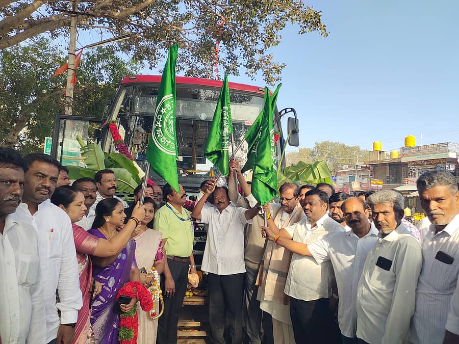 ವೇಮಗಲ್‌ನಿಂದ ಬೆಂಗಳೂರಿಗೆ ನೇರ ಬಸ್ ಸಂಚಾರಕ್ಕೆ ಮಾಜಿ ಸಭಾಪತಿ ವಿ.ಆರ್.ಸುದರ್ಶನ್ ಹಸಿರು ನಿಶಾನೆ ತೋರಿದರು. ಉರಟ ಅಗ್ರಹಾರ ಚೌಡರೆಡ್ಡಿ, ವಿ.ಎಂ.ಮುನಿಯಪ್ಪ ಇತರರು ಇದ್ದರು 