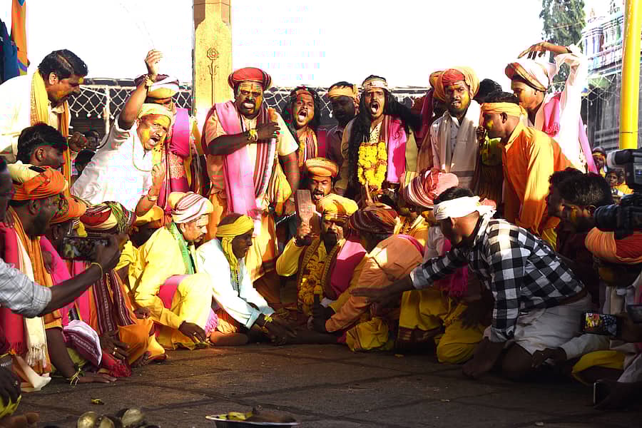 ಹೂವಿನಹಡಗಲಿ ತಾಲ್ಲೂಕು ಮೈಲಾರ ಸುಕ್ಷೇತ್ರದಲ್ಲಿ ಕಂಚವೀರರು ಕಾಲಿಗೆ ಸರಳು ಬಡಿದುಕೊಂಡು ಶಸ್ತ್ರ ಪವಾಡ ನಡೆಸಿದರು 