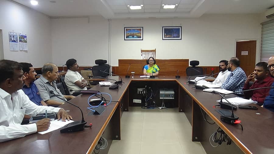 ಜಿಲ್ಲಾಧಿಕಾರಿ ಅಧ್ಯಕ್ಷತೆಯಲ್ಲಿ ಸಭೆ ಜರುಗಿತು