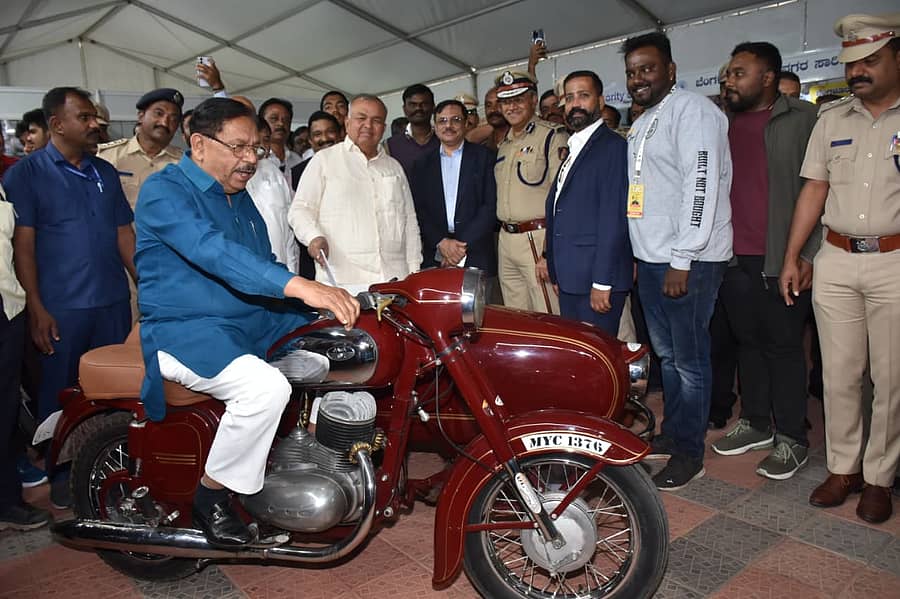 ನಗರದ ಅರಮನೆ ಮೈದಾನದಲ್ಲಿ ಏರ್ಪಡಿಸಿದ್ದ ವಸ್ತುಪ್ರದರ್ಶದಲ್ಲಿದ್ದ ಬೈಕ್‌ ಮೇಲೆ ಕುಳಿತು ಪರಿಶೀಲಿಸಿದ ಗೃಹ ಸಚಿವ ಜಿ.ಪರಮೇಶ್ವರ. ರಾಮಲಿಂಗಾರೆಡ್ಡಿ, ಸಲೀಂ, ಸೀಮಾಂತ್ ಕುಮಾರ್ ಸಿಂಗ್‌ ಇದ್ದಾರೆ. 