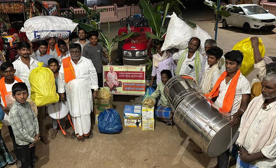 ಹಾನಗಲ್‌ನಲ್ಲಿ ಶುಕ್ರವಾರದಿಂದ ಆರಂಭಗೊಳ್ಳುವ ಮೂರು ದಿನಗಳ ಕುಮಾರೇಶನ ಪುಣ್ಯಸ್ಮರಣೆಯ ಅನ್ನದಾಸೋಹಕ್ಕೆ ಸಾಂವಸಗಿ ಭಕ್ತರು ಟ್ರ್ಯಾಕ್ಟರ್‌ನಲ್ಲಿ ರೊಟ್ಟಿ, ಖರ್ಚಿಕಾಯಿ ತಂದು ಕುಮಾರೇಶ್ವರ ವಿರಕ್ತಮಠಕ್ಕೆ ಸಮರ್ಪಿಸಿದರು