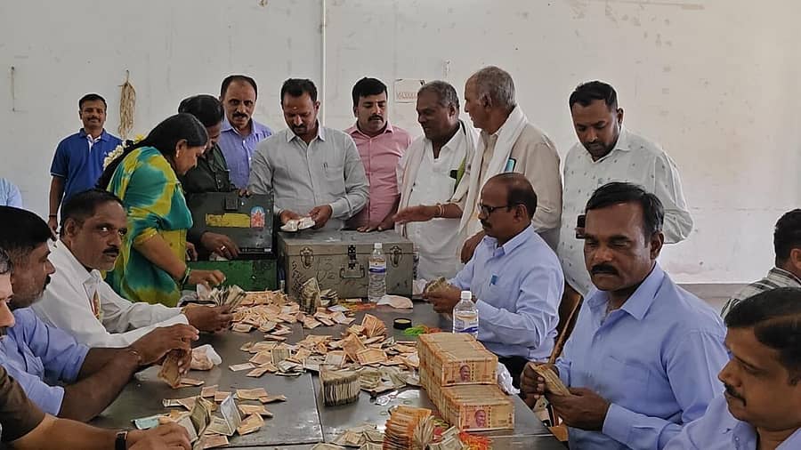 <div class="paragraphs"><p><strong>ಹನೂರು ತಾಲೂಕಿನ ಮಹದೇಶ್ವರ ಬೆಟ್ಟದಲ್ಲಿ ಬುಧವಾರ ಹುಂಡಿ ಎಣಿಕೆ ಕಾರ್ಯ ನಡೆಯಿತು.</strong></p></div>