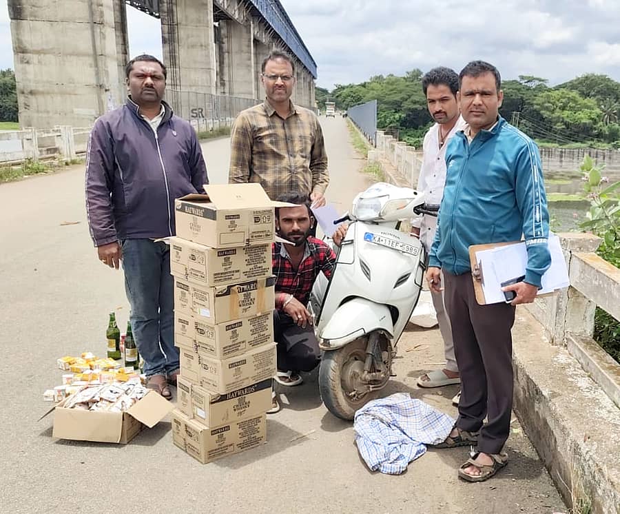 ಅಕ್ರಮವಾಗಿ ಮದ್ಯ ಸಾಗಿಸುತ್ತಿದ್ದ ಆರೋಪಿಯನ್ನು ಅಬಕಾರಿ ಸಿಬ್ಬಂದಿ ಬಂಧಿಸಿರುವ ದೃಶ್ಯ (ಸಂಗ್ರಹ ಚಿತ್ರ)