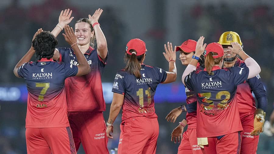 <div class="paragraphs"><p>ರಾಯಲ್‌ ಚಾಲೆಂಜರ್ಸ್‌ ಬೆಂಗಳೂರು ತಂಡದ ಆಟಗಾರ್ತಿಯರ ಸಂಭ್ರಮ</p></div>