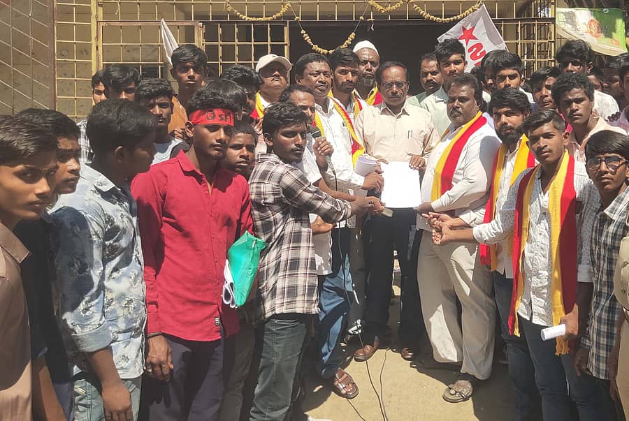 ಬಾಗೇಪಲ್ಲಿ ಕ್ಷೇತ್ರಶಿ ಕ್ಷಣಾಧಿಕಾರಿ ಎನ್.ವೆಂಕಟೇಶಪ್ಪರವರಿಗೆ ಎಸ್‍ಎಫ್‍ಐ ಮತ್ತು ಕರವೇ ಸಂಘಟನೆಗಳ ಒಕ್ಕೂಟದ ಮುಖಂಡರು ಮನವಿ ಪತ್ರ ಸಲ್ಲಿಸಿದರು.