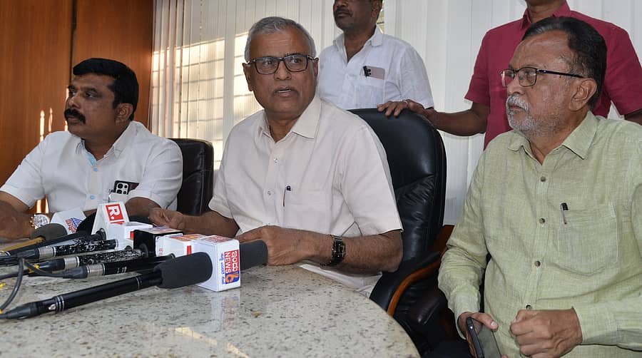 ಕೋಲಾರದ ಕೋಮುಲ್‌ ಕಚೇರಿಯಲ್ಲಿ ಗುರುವಾರ ಶಾಸಕ ಕೆ.ವೈ.ನಂಜೇಗೌಡ ಪತ್ರಿಕಾಗೋಷ್ಠಿಯಲ್ಲಿ ಮಾತನಾಡಿದರು