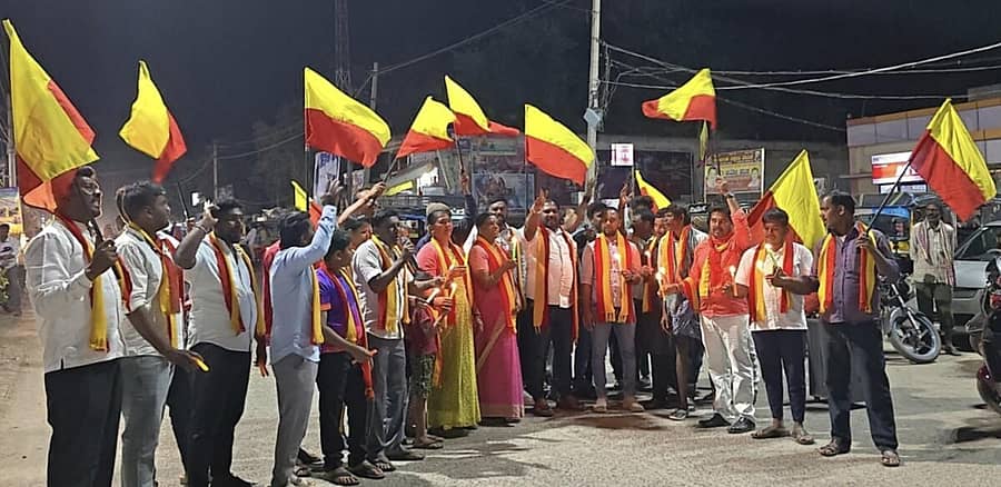 <div class="paragraphs"><p>ಬಾಗೇಪಲ್ಲಿ ಬಸ್ ನಿಲ್ದಾಣದ ಮುಂದೆ ಕರವೇ ಕಾರ್ಯಕರ್ತರು ಪ್ರತಿಭಟನೆ ಮಾಡಿದರು</p></div>