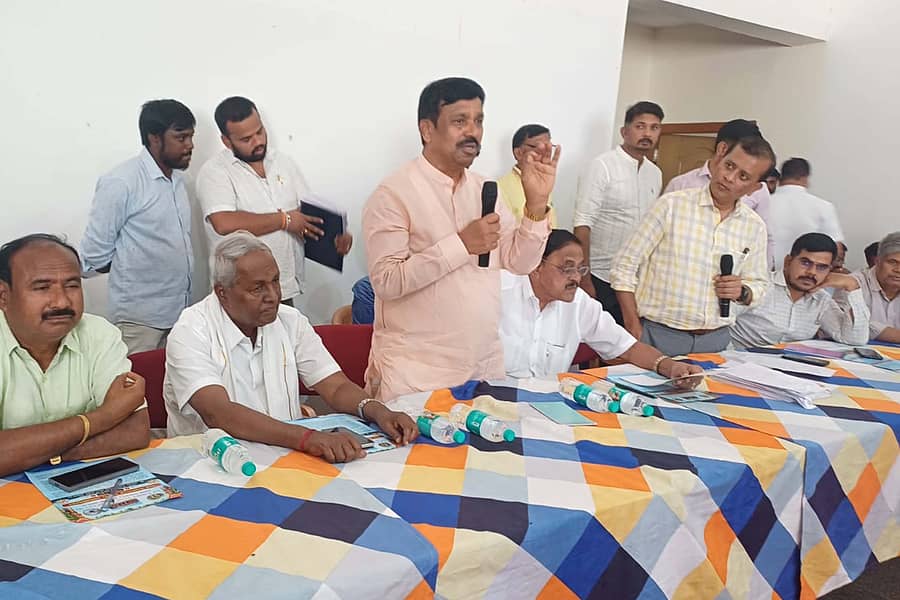 ನ್ಯಾಮತಿ ಸಮೀಪದ ಭಾಯಾಗಡ್‌ನಲ್ಲಿ ಗುರುವಾರ ನಡೆದ ಪೂರ್ವಭಾವಿ ಸಭೆಯಲ್ಲಿ ರುದ್ರಪ್ಪ ಲಮಾಣಿ ಮಾತನಾಡಿದರು