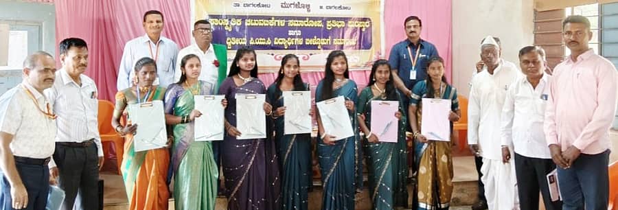 ಮುಗಳೊಳ್ಳಿಯ ಪಿಯು ಕಾಲೇಜಿನಲ್ಲಿ 2025 ರ ಪರೀಕ್ಷೆಯಲ್ಲಿ ಹೆಚ್ಚು ಅಂಕ ಗಳಿಸಿದ ವಿದ್ಯಾರ್ಥಿನಿಯರಿಗೆ ನಗದು ಬಹುಮಾನ, ಲೇಖನ ಸಾಮಗ್ರಿ ವಿತರಿಸಲಾಯಿತು.