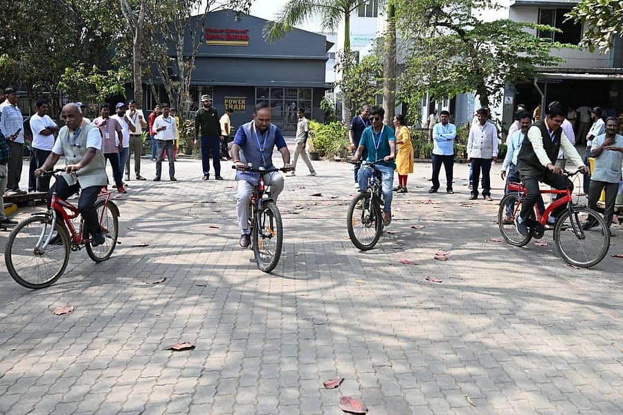 ಹಳಿಯಾಳದ ಕೆಎಲ್‌ಎಸ್‌ವಿಡಿಐಟಿಯಲ್ಲಿ ಸಿಬ್ಬಂದಿ ದಿನದ ಅಂಗವಾಗಿ ನಡೆದ ಸ್ಲೋ ಸೈಕಲಿಂಗ್ ಸ್ಪರ್ಧೆಯಲ್ಲಿ ಸಿಬ್ಬಂದಿ ಜೊತೆ ಪ್ರಾಚಾರ್ಯ ವಿ.ಎ.ಕುಲಕರ್ಣಿ ಪಾಲ್ಗೊಂಡಿದ್ದರು