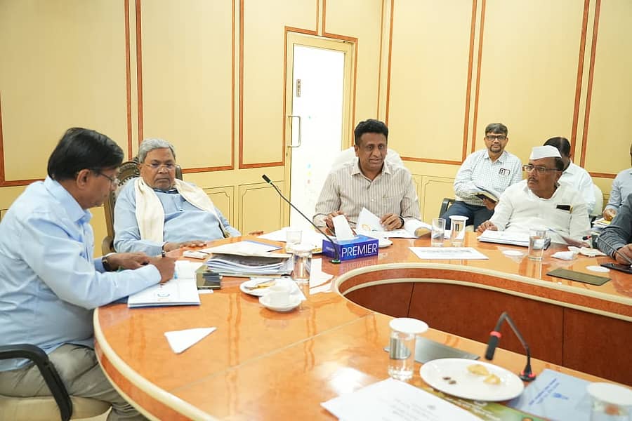 ಉನ್ನತ ಶಿಕ್ಷಣ ಇಲಾಖೆಯ ಸಚಿವ ಡಾ. ಎಂ.ಸಿ. ಸುಧಾಕರ್‌ ಮತ್ತು ಅಧಿಕಾರಿಗಳ ಜತೆ ಸಿದ್ದರಾಮಯ್ಯ ಸಭೆ ನಡೆಸಿದರು 