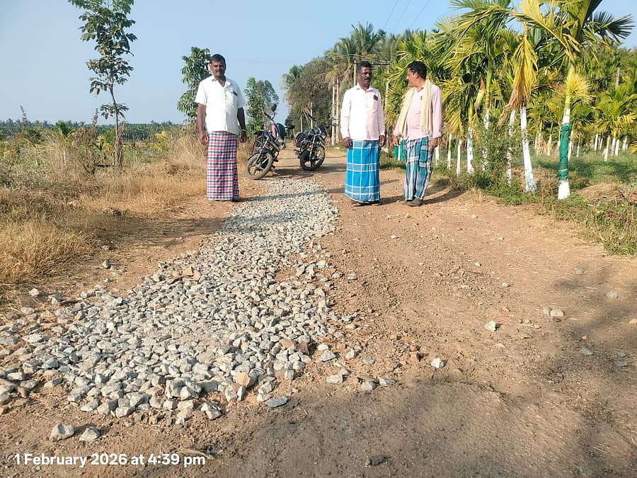 ಕಡರನಾಯ್ಕನಹಳ್ಳಿ ಸಮೀಪದ ಹಳ್ಳಿಹಾಳ್ ರಸ್ತೆಯಲ್ಲಿ ಗುಂಡಿ ಮುಚ್ಚುವ ಕಾಮಗಾರಿ ಅಪೂರ್ಣಗೊಂಡಿರುವುದು