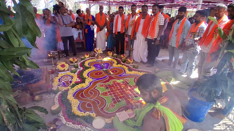ಕುಶಾಲನಗರ ಸಮೀಪದ ಬಸಿರುಗುಪ್ಪೆ ಗ್ರಾಮದಲ್ಲಿ ಭದ್ರಕಾಳಿ, ಭಂಟ, ನಾಗರಕಟ್ಟೆ, ಮಾರಿಯಮ್ಮ ಮತ್ತು ಗುಳಿಗ ದೇವರ ಮೂರ್ತಿಗಳ ಪ್ರತಿಷ್ಠಾಪನೆ ಹಾಗೂ ಬ್ರಹ್ಮಕಲಶೋತ್ಸವದ ಅಂಗವಾಗಿ ಧಾರ್ಮಿಕ ಕಾರ್ಯಕ್ರಮಗಳಿಗೆ ಗುರುವಾರ ಚಾಲನೆ ನೀಡಲಾಯಿತು 