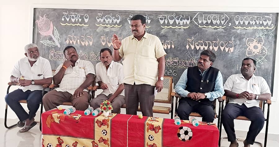 ಹಿರೀಸಾವೆಯ ಸರ್ಕಾರಿ ಪದವಿ ಪೂರ್ವ ಕಾಲೇಜಿನಲ್ಲಿ ಗುರುವಾರ ಹೊಸ 8 ಕೊಠಡಿಗಳ ಉದ್ಘಾಟನಾ ಸಮಾರಂಭದಲ್ಲಿ ಶಾಸಕ ಬಾಲಕೃಷ್ಣ ಮಾತನಾಡಿದರು. ಪ್ರಾಂಶುಪಾಲ ಎನ್.ಆರ್. ಮರುಳಾರಾಧ್ಯ  ಭಾಗವಹಿಸಿದ್ದರು