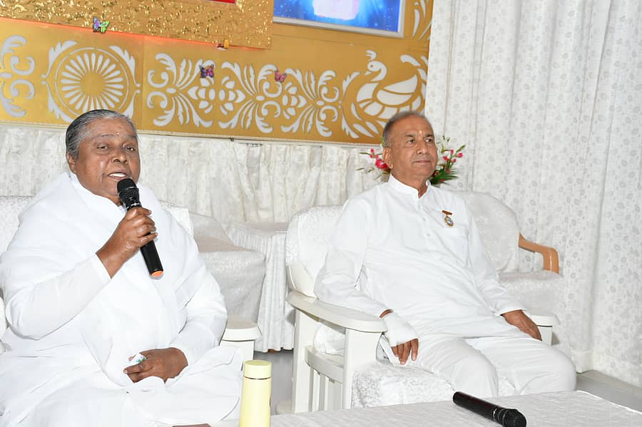 <div class="paragraphs"><p>ಸುದ್ದಿಗೋಷ್ಠಿಯಲ್ಲಿ ಈಶ್ವರೀಯ ವಿಶ್ವವಿದ್ಯಾಲಯ ಮೈಸೂರು ಉಪವಲಯದ ಮುಖ್ಯಸಂಚಾಲಕಿ ಲಕ್ಷ್ಮೀಜಿ ಮಾತನಾಡಿದರು</p></div>