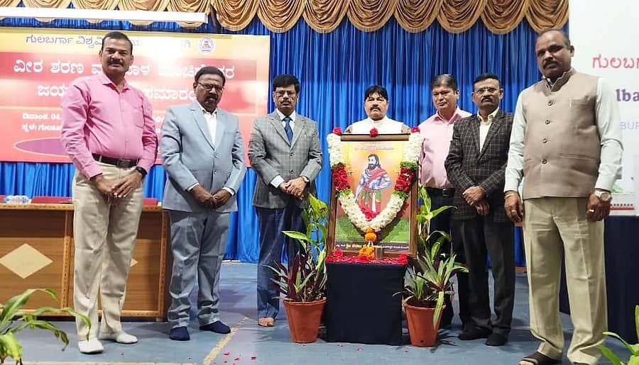 ಗುಲಬರ್ಗಾ ವಿಶ್ವವಿದ್ಯಾಲಯದ ಮಹಾತ್ಮ ಗಾಂಧಿ ಸಭಾಂಗಣದಲ್ಲಿ ವೀರ ಶರಣ ಮಡಿವಾಳ ಮಾಚಿದೇವರು ಜಯಂತ್ಯುತ್ಸವ ಸಮಾರಂಭದಲ್ಲಿ ಮಡಿವಾಳ ಮಾಚಿದೇವರ ಭಾವಚಿತ್ರಕ್ಕೆ ಕುಲಪತಿ ಪ್ರೊ. ಶಶಿಕಾಂತ್ ಎಸ್. ಉಡಿಕೇರಿ ಪುಷ್ಪ ಸಮರ್ಪಿಸಿದರು. ಇತರೆ ಗಣ್ಯರು ಇದ್ದರು