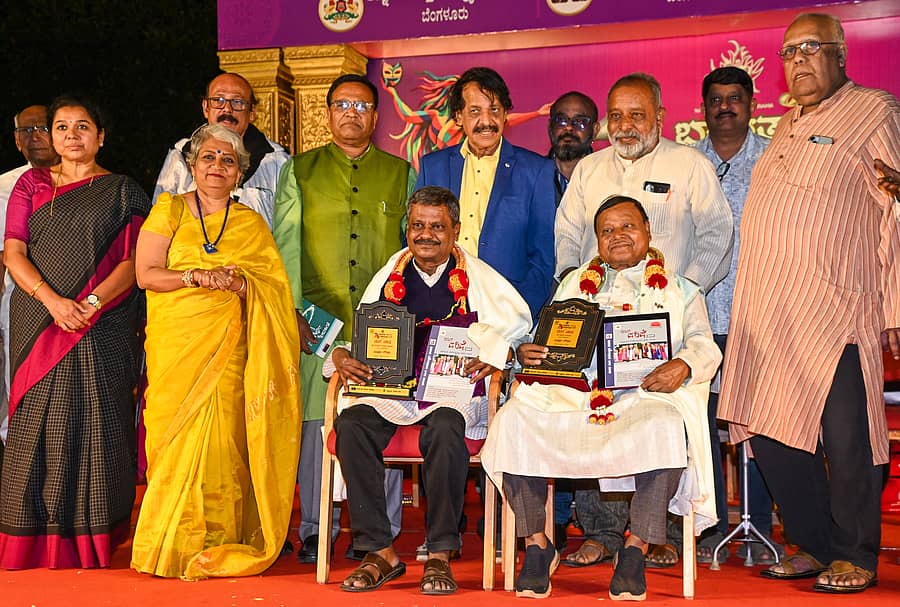 ಕಾರ್ಯಕ್ರಮದಲ್ಲಿ ಜನಾರ್ದನ್ (ಜನ್ನಿ) ಮತ್ತು ಬಿ.ಐ. ಈಳಿಗೇರ ಅವರಿಗೆ ‘ಉತ್ಸವ ಗೌರವ’ ಪ್ರದಾನ ಮಾಡಲಾಯಿತು. ಬಿ.ನೀಲಮ್ಮ, ವೀಣಾ ಶರ್ಮಾ, ಎಲ್.ಎನ್. ಮುಕುಂದರಾಜ್, ಮಾನಸ, ಟಿ.ಎನ್.ಸೀತಾರಾಮ್, ಕೆ.ವಿ. ನಾಗರಾಜಮೂರ್ತಿ ಮತ್ತು ಎಚ್.ಎಸ್. ಶಿವಪ್ರಕಾಶ್ ಉಪಸ್ಥಿತರಿದ್ದರು
ಪ್ರಜಾವಾಣಿ ಚಿತ್ರ