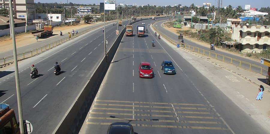 <div class="paragraphs"><p>ಆನೇಕಲ್‌ ತಾಲ್ಲೂಕಿನ ತಿರುಮಗೊಂಡನಹಳ್ಳಿ ಬಳಿಯ ರಾಷ್ಟ್ರೀಯ ಹೆದ್ದಾರಿಯಲ್ಲಿ ವಾಹನಗಳ ಸಂಚಾರ ಗುರುವಾರ ವಿರಳವಾಗಿತ್ತು</p></div>