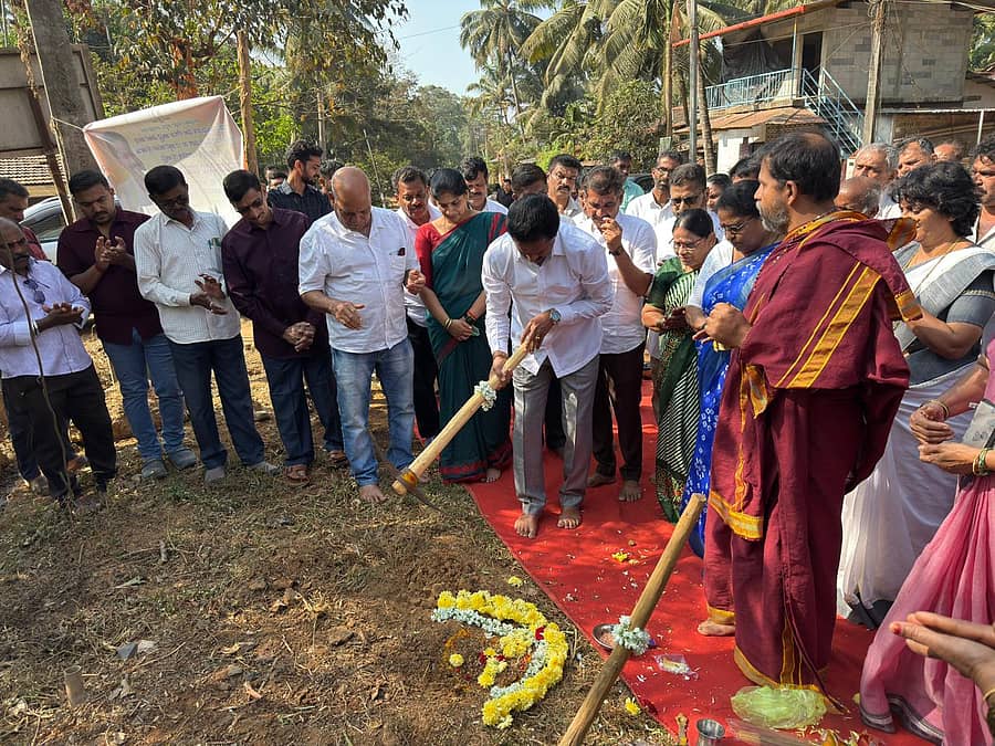 ಶಿರಸಿಯಲ್ಲಿ ವಿವಿಧ ಅಭಿವೃದ್ಧಿ ಕಾಮಗಾರಿಗಳಿಗೆ ಶಾಸಕ ಭೀಮಣ್ಣ ನಾಯ್ಕ ಗುರುವಾರ ಭೂಮಿಪೂಜೆ ನೆರವೇರಿಸಿದರು
