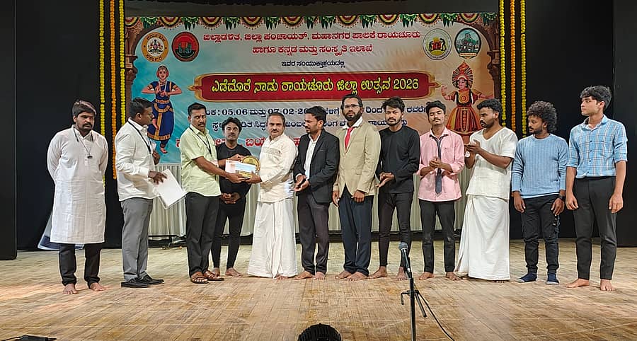 ರಾಯಚೂರು ಪಂಡಿತ ಸಿದ್ದರಾಮ ಜಂಬಲದಿನ್ನಿ ರಂಗಮಂದಿರದಲ್ಲಿ ಗುರುವಾರ ನಡೆದ ನಾಟಕೋತ್ಸವದಲ್ಲಿ ಪಾಲ್ಗೊಂಡ ‘ಭಾರತ ಭಾಗ್ಯವಿಧಾತ ಕಥೆಯ ಹಿಲಿಯೋಥಿಸ್ ನಾಟಕ’ ತಂಡಕ್ಕೆ ಪ್ರಮಾಣ ಪತ್ರ ವಿತರಿಸಲಾಯಿತು