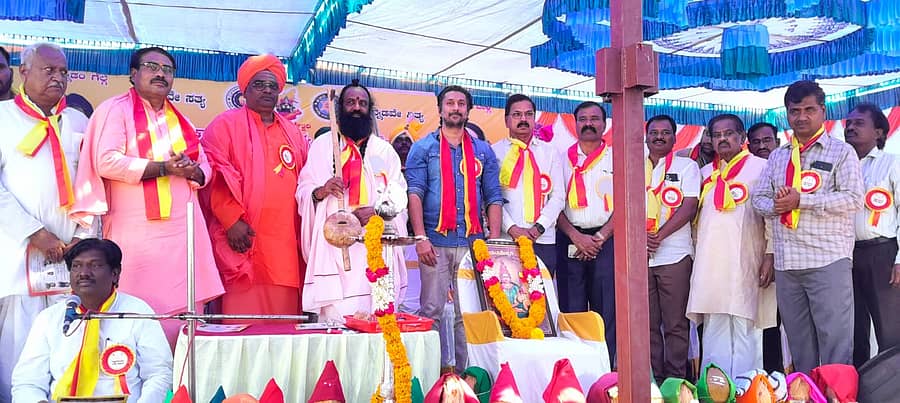 ಜೇವರ್ಗಿ ಪಟ್ಟಣದ ಎಪಿಎಂಸಿ ಆವರಣದಲ್ಲಿ ನಡೆದ ತತ್ವಪದಕಾರರ ಸಮ್ಮೇಳನದಲ್ಲಿ ಚಿತ್ರನಟ ಚೇತನ ಉದ್ಘಾಟಿಸಿದರು