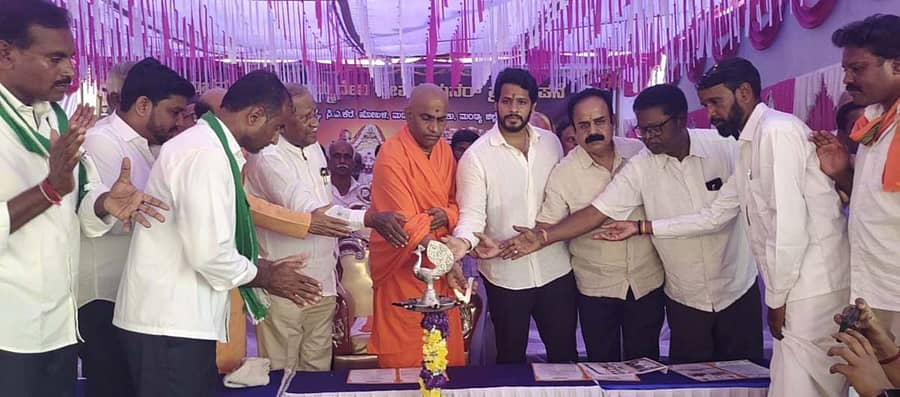 ಭಾರತೀನಗರ ಸಮೀಪದ ಯಡಗನಹಳ್ಳಿ ಗ್ರಾದಮಲ್ಲಿ ಮಂಚಮ್ಮ, ಮಾಸ್ತಮ್ಮ ದೇವಿಯ ದೇವಸ್ಥಾನದ ಪುನರ್ ಪ್ರತಿಷ್ಠಾಪನಾ ಕಾರ್ಯಕ್ರಮವನ್ನು ಜೆಡಿಎಸ್ ಯವ ಘಟಕದ ರಾಜ್ಯ ಅಧ್ಯಕ್ಷ ನಿಖಿಲ್ ಕುಮಾರಸ್ವಾಮಿ ಉದ್ಘಾಟಿಸಿದರು