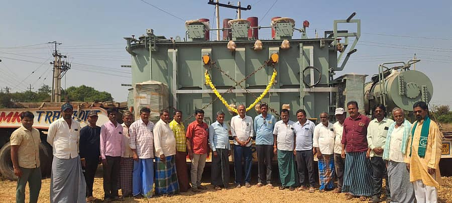 ಹಗರಿಬೊಮ್ಮನಹಳ್ಳಿ ತಾಲ್ಲೂಕಿನ ತಂಬ್ರಹಳ್ಳಿ ವಿದ್ಯುತ್ ಸರಬರಾಜು ಉಪಕೇಂದ್ರಕ್ಕೆ ಗುಜರಾತ್‍ನಿಂದ ತರಿಸಲಾದ 20ಎಂವಿಎ ಸಾಮರ್ಥ್ಯದ  ವಿದ್ಯುತ್ ಪರಿವರ್ತಕಕ್ಕೆ ಗ್ರಾಮಸ್ಥರು ಪೂಜೆ ಸಲ್ಲಿಸಿದರು