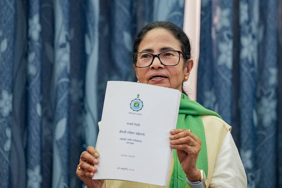 ಮುಖ್ಯಮಂತ್ರಿ ಮಮತಾ ಬ್ಯಾನರ್ಜಿ ಅವರ ಗುರುವಾರ ನಡೆದ ಮಾಧ್ಯಮಗೋಷ್ಠಿಯಲ್ಲಿ ಬಜೆಟ್‌ ಪ್ರತಿಯನ್ನು ಪ್ರದರ್ಶಿಸಿದರು –ಪಿಟಿಐ ಚಿತ್ರ