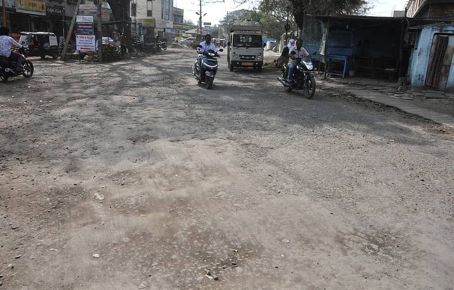 ವಿಜಯಪುರ ನಗರ ಅತಾವುಲ್ಲಾ ಸರ್ಕಲ್‌ನಿಂದ ಮನಗೂಳಿ ಅಗಸಿ ಕಡೆ ಸಾಗುವ ಮಾರ್ಗದಲ್ಲಿ ಮರಾಠ ವಿದ್ಯಾ ಮಂದಿರ ಎದುರಿಗೆ ಹದಗೆಟ್ಟಿರುವ ರಸ್ತೆ– ಪ್ರಜಾವಾಣಿ ಚಿತ್ರ: ಸಂಜೀವ ಅಕ್ಕಿ