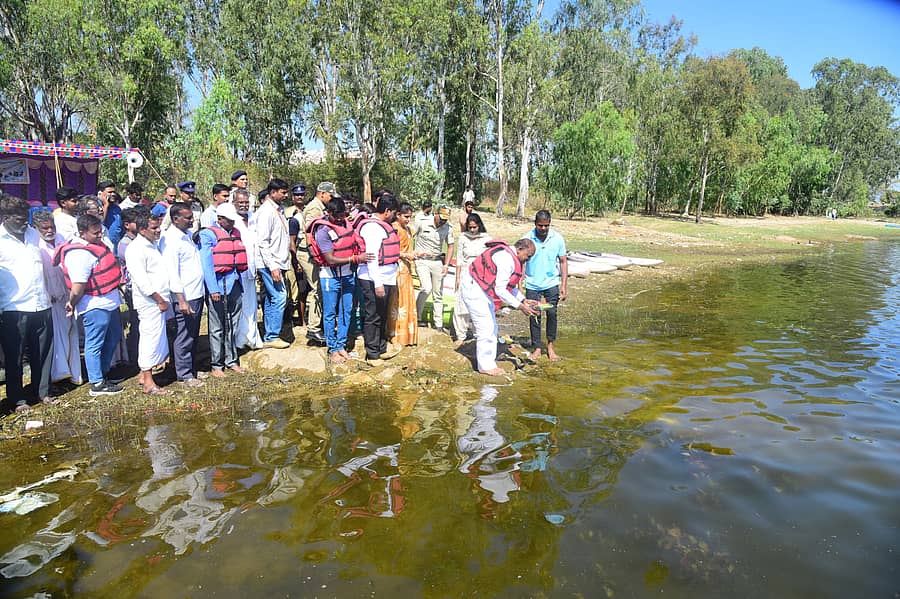 ಚಾಮರಾಜನಗರ ತಾಲ್ಲೂಕಿನ ಪ್ರಸಿದ್ಧ ಸುವರ್ಣಾವತಿ ಜಲಾಶಯದಲ್ಲಿ ಜಲ ಸಾಹಸ ಕ್ರೀಡೋತ್ಸವಕ್ಕೆ ಗುರುವಾರ ಶಾಸಕ ಸಿ.ಪುಟ್ಟರಂಗಶೆಟ್ಟಿ ಚಾಲನೆ ನೀಡಿದರು