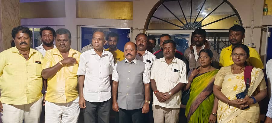 ಮಾಗಡಿ ಬಾಲಾಜಿ ಚಿತ್ರ ಮಂದಿರದಲ್ಲಿ ಲ್ಯಾಂಡ್ ಲಾರ್ಡ್ ಚಿತ್ರವನ್ನು ಮುಖಂಡ ನಂಜಯ್ಯ ಉಚಿತ ಪ್ರದರ್ಶನ ಏರ್ಪಡಿಸಿದ್ದರು