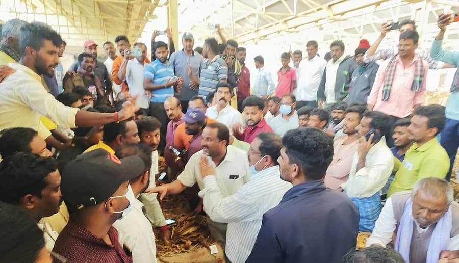 ಹುಣಸೂರು ತಾಲ್ಲೂಕಿನ ಕಟ್ಟೆಮಳಲವಾಡಿ ಗ್ರಾಮದ ದೇವರಾಜ ಅರಸು ತಂಬಾಕು ಹರಾಜು ಮಾರುಕಟ್ಟೆಯಲ್ಲಿ ಗುರುವಾರ ತಂಬಾಕಿಗೆ ಸೂಕ್ತ ದರ ನೀಡದ ಬಗ್ಗೆ ಅಸಮಾಧಾನಗೊಂಡ ರೈತರು ಮಾರುಕಟ್ಟೆ ಬಹಿಷ್ಕರಿಸಿದರು