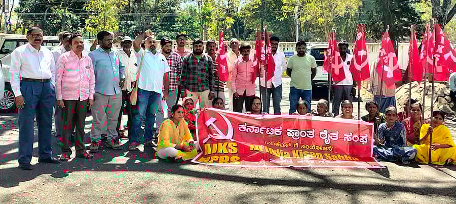 ಹಾಸನದ ಜಿಲ್ಲಾಧಿಕಾರಿ ಕಚೇರಿ ಎದುರು ಲಕ್ಷ್ಮಿಸಾಗರ ಗ್ರಾಮದ ರೈತರು ಗುರುವಾರ ಪ್ರತಿಭಟನೆ ನಡೆಸಿದರು.