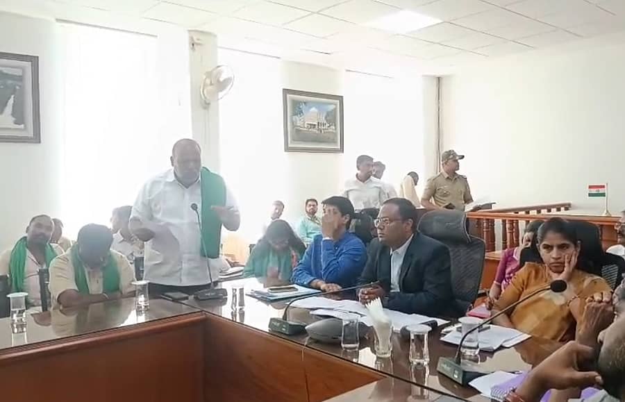 ಮೈಸೂರು, ಚಾಮರಾಜನಗರ, ಕೊಡುಗು ಜಿಲ್ಲೆಯ ಅರಣ್ಯ ವ್ಯಾಪ್ತಿಯಲ್ಲಿರುವ ಅಕ್ರಮ ರೆಸಾರ್ಟ್‌ಗಳ ನಿರ್ಮಾಣ ಸಂಬಂಧ ದೂರಿನ ಕುರಿತು ಗುರುವಾರ ಜಿಲ್ಲಾಧಿಕಾರಿ ಕಚೇರಿಯಲ್ಲಿ ಪ್ರಾದೇಶಿಕ ಆಯುಕ್ತ ನಿತೇಶ್ ಪಾಟೀಲ್ ಅಧಿಕಾರಿಗಳ ಸಭೆ ನಡೆಸಿದರು.