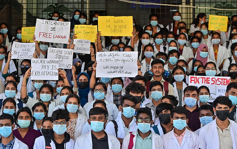 ಬೆಂಗಳೂರು ವೈದ್ಯಕೀಯ ಕಾಲೇಜು ಮತ್ತು ಸಂಶೋಧನಾ ಸಂಸ್ಥೆಯ ಅಡಿಯಲ್ಲಿ ಇಂಟರ್ನ್‌ಶಿಪ್‌ ಮಾಡುತ್ತಿರುವ ಅನ್ವಯಿಕ ಆರೋಗ್ಯ ವಿಜ್ಞಾನ ವಿಭಾಗದ ಬಿ.ಎಸ್ಸಿ ವಿದ್ಯಾರ್ಥಿಗಳಿಗೆ ಶಿಷ್ಯವೇತನ ನೀಡುವಂತೆ ಆಗ್ರಹಿಸಿ, ನಗರದ ವಿಕ್ಟೋರಿಯಾ ಆಸ್ಪತ್ರೆ ಆವರಣದಲ್ಲಿ ಗುರುವಾರ ಪ್ರತಿಭಟನೆ ನಡೆಯಿತು 