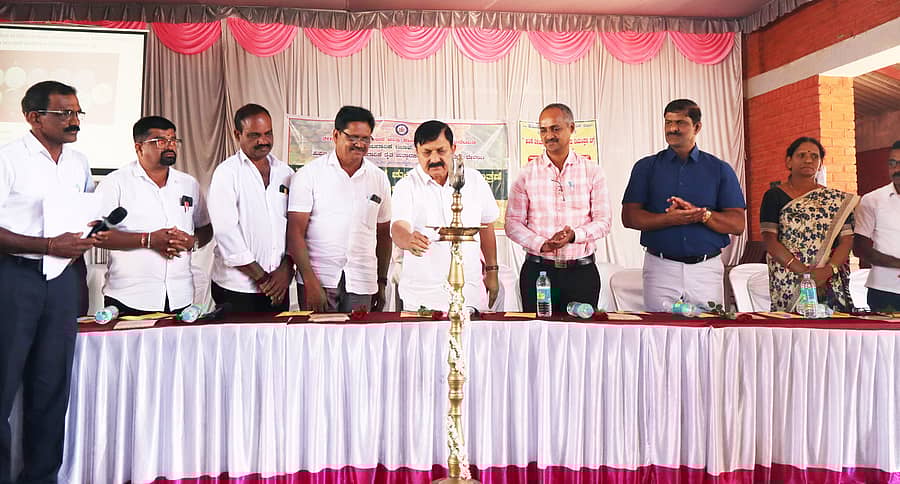 ತೀರ್ಥಹಳ್ಳಿಯ ದೇವಂಗಿಯಲ್ಲಿ ನಡೆದ ಅಡಿಕೆ ಎಲೆಚುಕ್ಕಿ ರೋಗ ನಿಯಂತ್ರಣ ವಿಚಾರ ಸಂಕೀರ್ಣವನ್ನು ಶಾಸಕ ಆರಗ ಜ್ಞಾನೇಂದ್ರ ಉದ್ಘಾಟಿಸಿದರು.