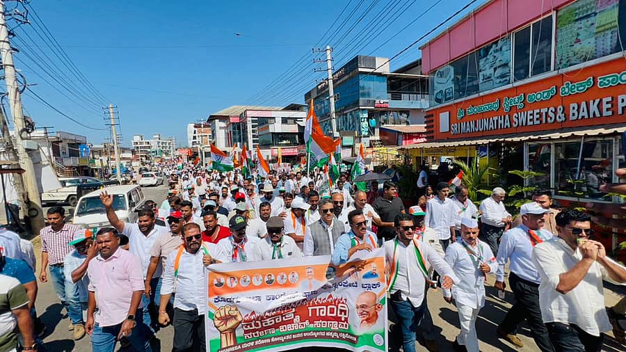 ಮನರೇಗಾ ಕಾಯ್ದೆ ಬದಲಾವಣೆ ವಿರೋಧಿಸಿ ಕಾಂಗ್ರೆಸ್ ಕಾರ್ಯಕರ್ತರು ಗುರುವಾರ ಗೋಣಿಕೊಪ್ಪಲಿನಲ್ಲಿ ಬೃಹತ್ ಮೆರವಣಿಗೆ ನಡೆಸಿದರು