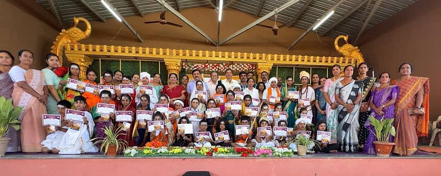 ಶರಣು ವಿಶ್ವವಚನ ಫೌಂಡೇಷನ್ ವತಿಯಿಂದ ಸರಗೂರಿನ ಜೆ.ಎಸ್.ಎಸ್. ಹಿ.ಪ್ರಾ. ಶಾಲೆಯಲ್ಲಿ ವಚನ ವಾಚಿಸಿದವರಿಗೆ ಪ್ರಮಣಪತ್ರ ನೀಡಲಾಯಿತು