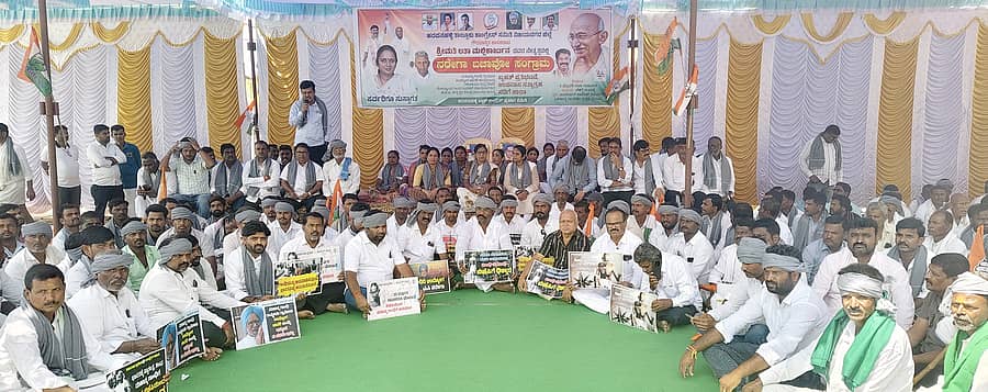 ಹರಪನಹಳ್ಳಿ ನಗರದ ಸರ್ಕಾರಿ ಜೂನಿಯರ್ ಕಾಲೇಜು ಹಳೆ ಕಟ್ಟಡದ ಮುಂಭಾಗ ಕಾಂಗ್ರೆಸ್ ಪಕ್ಷದ ಕಾರ್ಯಕರ್ತರು ಗುರುವಾರ ಸತ್ಯಾಗ್ರಹ ನಡೆಸಿದರು   