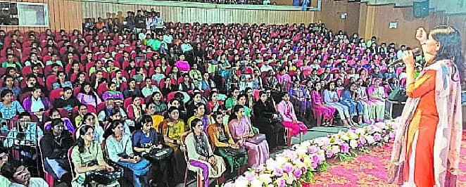 <div class="paragraphs"><p>ಹಾಸನದ ಹಾಸನಾಂಬ ಕಲಾಕ್ಷೇತ್ರದಲ್ಲಿ ಸೋಮವಾರ ನಡೆದ ಕಾರ್ಯಾಗಾರದಲ್ಲಿ ಜಿಲ್ಲಾಧಿಕಾರಿ ಕೆ.ಎಸ್‌. ಲತಾಕುಮಾರಿ ಮಾತನಾಡಿದರು.</p></div>