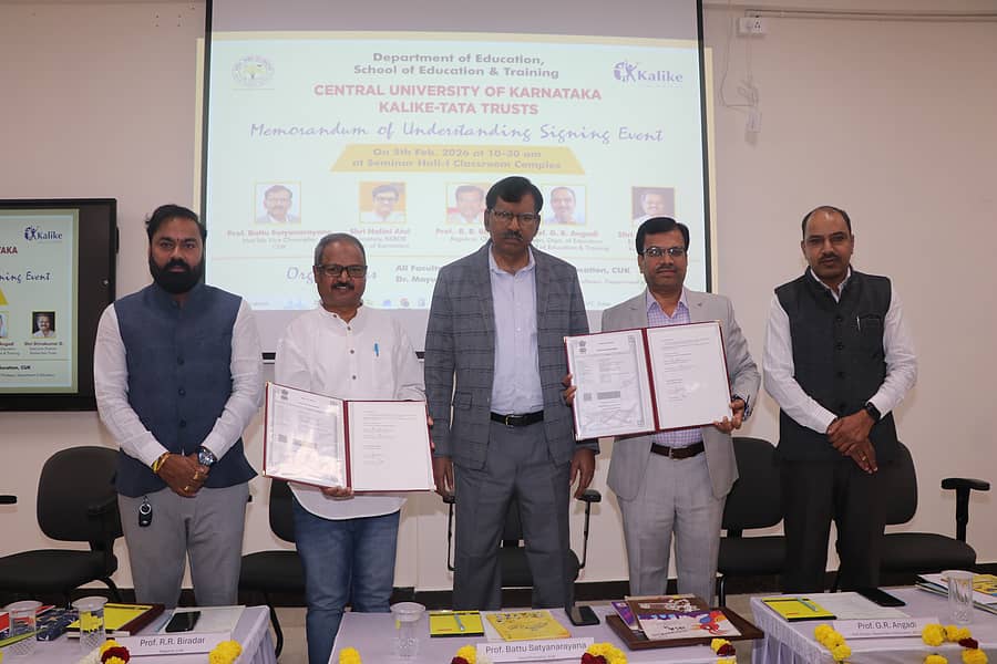 ಸಿಯುಕೆಯಲ್ಲಿ ಹಮ್ಮಿಕೊಂಡ ಕಾರ್ಯಕ್ರಮದಲ್ಲಿ ಗಣ್ಯರು ಒಪ್ಪಂದದ ಪತ್ರಗಳನ್ನು ಪ್ರದರ್ಶಿಸಿದರು