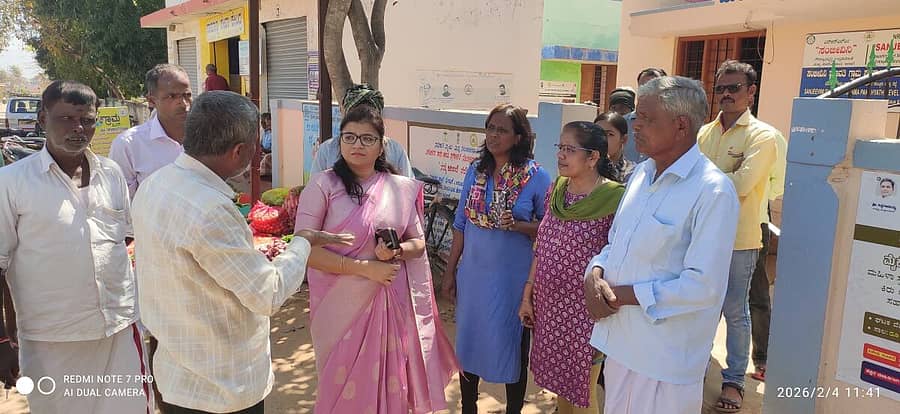 <div class="paragraphs"><p>ಚಾಮರಾಜನಗರ ಜಿಲ್ಲಾ ಪಂಚಾಯಿತಿ ಮುಖ್ಯ ಕಾರ್ಯನಿರ್ವಹಣಾಧಿಕಾರಿ ಮೋನಾ ರೋತ್ ಬುಧವಾರ ತಾಲ್ಲೂಕಿನ ಹಲವು ಗ್ರಾಮ ಪಂಚಾಯಿತಿಗಳಿಗೆ ಭೇಟಿ ನೀಡಿ ಪರಿಶೀಲನೆ ನಡೆಸಿದರು.</p></div>