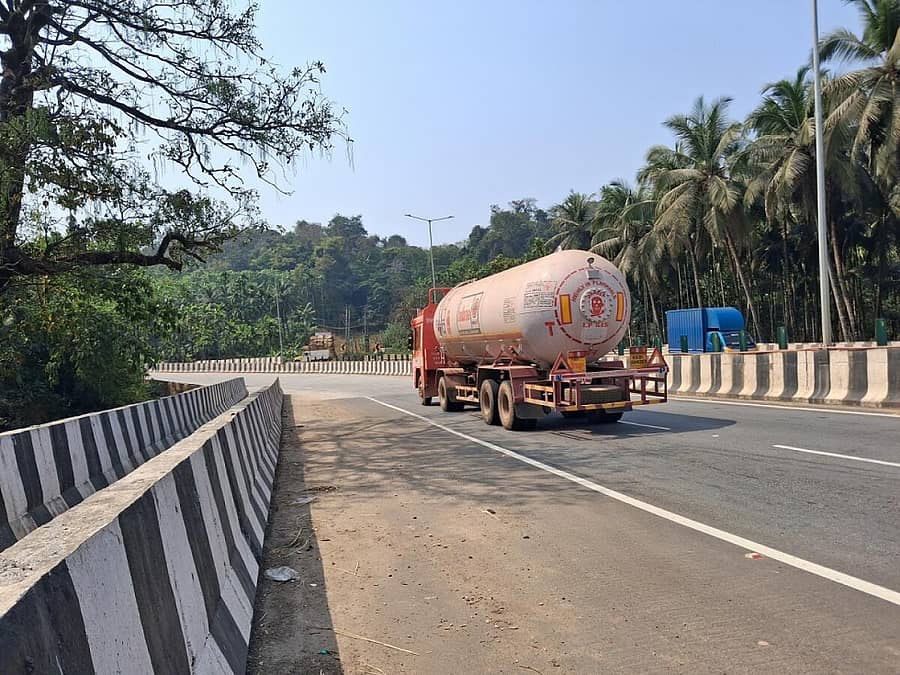 <div class="paragraphs"><p><strong>ಲಾವತ್ತಡ್ಕ: ಮಂಗಳೂರು-ಬೆಂಗಳೂರು ರಾಷ್ಟ್ರೀಯ ಹೆದ್ದಾರಿ 75ರಲ್ಲಿ ಲಾವತ್ತಡ್ಕದಲ್ಲಿ ಚತುಷ್ಪಥ ರಸ್ತೆ ಅವೈಜ್ಞಾನಿಕವಾಗಿ ಹಠತ್ತಾನೆ ತಿರುವು ಪಡೆದುಕೊಂಡಿದೆ.</strong></p></div>