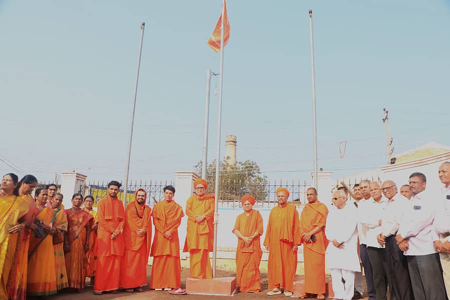 ಬಾಗಲಕೋಟೆಯಲ್ಲಿ ಗುರುವಾರ ಟೀಕಿನಮಠದ ನೂತನ ಶ್ರೀಗಳ ಚರಪಟ್ಟಾಧಿಕಾರಿ ಮಹೋತ್ಸವಕ್ಕೆ ಷಟ್‌ಸ್ಥಲ ಧ್ವಜಾರೋಹಣ ನೆರವೇರಿಸುವ ಮೂಲಕ ಬೆಳಗಾವಿ ಕಾರಂಜಿಮಠ ಗುರುಸಿದ್ಧ ಸ್ವಾಮೀಜಿ ಚಾಲನೆ ನೀಡಿದರು