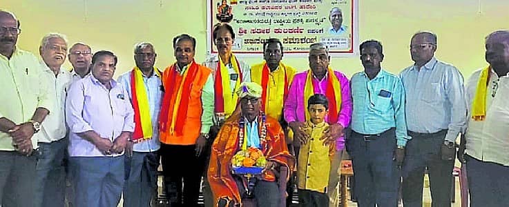<div class="paragraphs"><p>ಹಾವೇರಿಯ ಕಸಾಪ ಭವನದಲ್ಲಿ ಮಂಗಳವಾರ ನಡೆದ ಕಾರ್ಯಕ್ರಮದಲ್ಲಿ ಅಂಬಿಕಾತನಯದತ್ತ ರಾಷ್ಟ್ರೀಯ ಪ್ರಶಸ್ತಿ ಪುರಸ್ಕೃತ ಸತೀಶ ಕುಲಕರ್ಣಿ ಅವರನ್ನು ಸನ್ಮಾನಿಸಲಾಯಿತು</p></div>