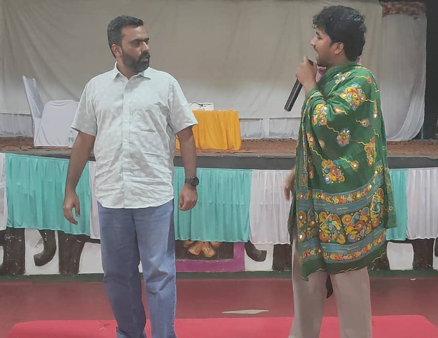 ಕೊಪ್ಪಳದಲ್ಲಿ ನಡೆಯುತ್ತಿರುವ ಕಾರ್ಯಾಗಾರದಲ್ಲಿ ಗುರುವಾರ ರಾಜ್ಯ ಕಾನೂನು ಸೇವೆಗಳ ಪ್ರಾಧಿಕಾರದ ತಂಡದವರು ಕಿರುನಟನೆಯ ಮೂಲಕ ಕೌಟುಂಬಿಕ ದೌರ್ಜನ್ಯದ ಮಾದರಿ ಪ್ರಸ್ತುತಪಡಿಸಿದರು